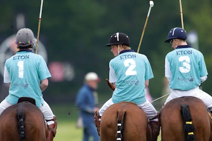 Con la camiseta número 2, durante un partido de polo en la ciudad de Cirencester, el mismo año.