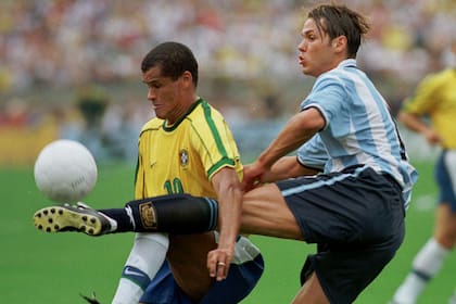 Con la celeste y blanca, en duelo con Rivaldo