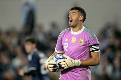 Con la cinta de capitán que le dejó Dibu al salir, en el choque con Burkina Faso