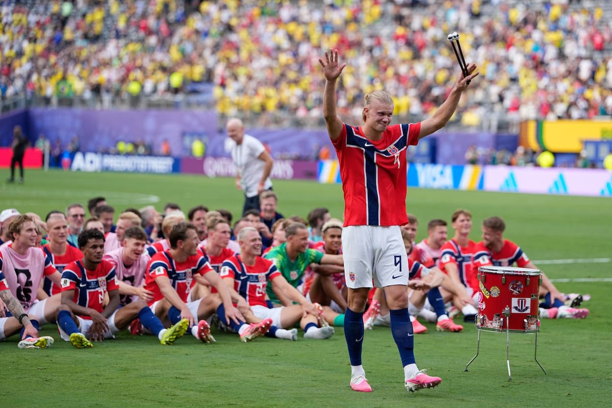 Con la clasificación a los cuartos de final ya asegurada, los futbolistas de Noruega repitieron la celebración conocida como la “Remada Vikinga”