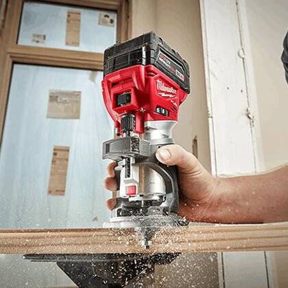 Con la compra del kit de inicio de batería, el enrutador inalámbrico de 18 voltios de Milwaukee es gratis