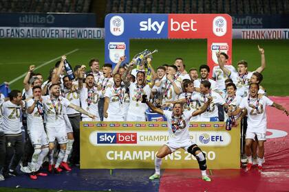 Con la copa. Leeds festejó el título en su estadio luego del triunfo frente a Charlton