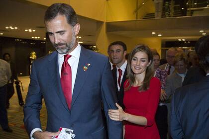 Con la credencial en la mano, Felipe se retira cabizbajo, junto a Letizia