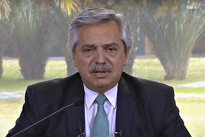 "Con la cuarentena pudimos contener casos, y con el distanciamiento social lo único que hacemos es crecer en casos", dijo Fernández