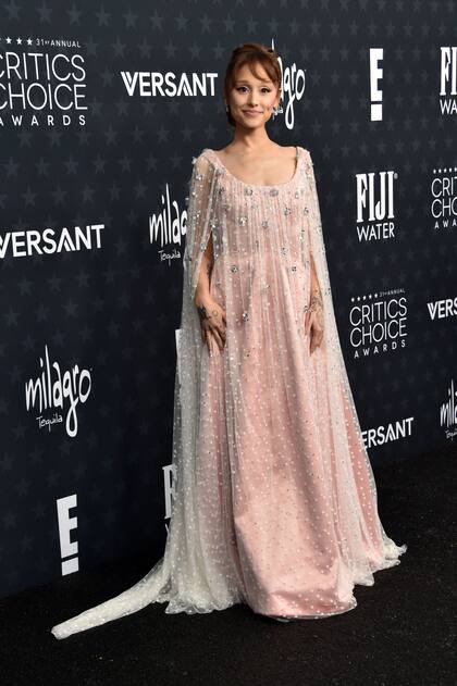 Con la edición número 31 de los Critics’ Choice Awards comenzó la temporada de premios de la industria del entretenimiento y la vidriera más destacada para los diseñadores y los amantes de la moda. Ariana Grande, nominada a mejor actriz de reparto por su trabajo en Wicked: Por siempre, volvió al rosa con un diseño de Alberta Ferretti que se destacó por su voluminosa capa de tul con lunares blancos y sus detalles de pedrería plateada