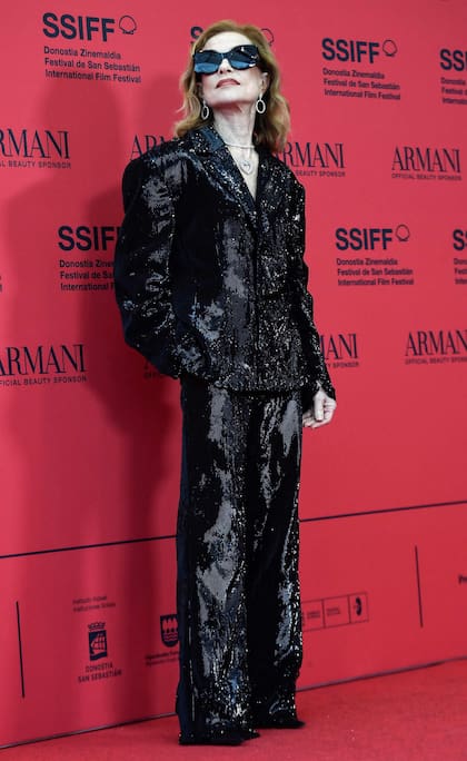 Con la elegancia de siempre, la actriz Isabelle Huppert posó en la alfombra roja del avant premiere de su última película, Yeohaengjaui Pilyo, en el que interpreta a una mujer francesa que experimenta sutiles y grandes cambios en su vida durante su estadía en Corea del Sur