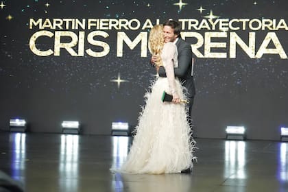 Con la emoción a flor de piel, Cris Morena abraza a su hijo, Tomás Yankelevich.
