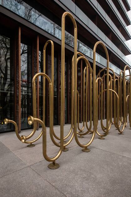 Con la escultura, el espacio público se convierte en la antesala del hotel.