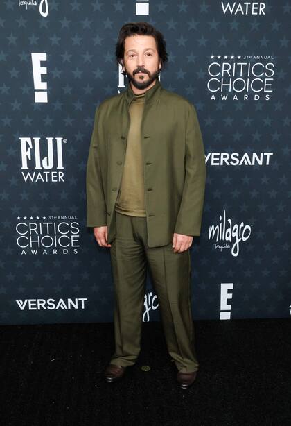 Con la esperanza de alzarse con el premio a mejor actor en una serie de drama por su papel en Andor, el mexicano Diego Luna apareció en escena enfundado en un traje en verde oliva sin solapas y una remera a tono con cuello tortuga