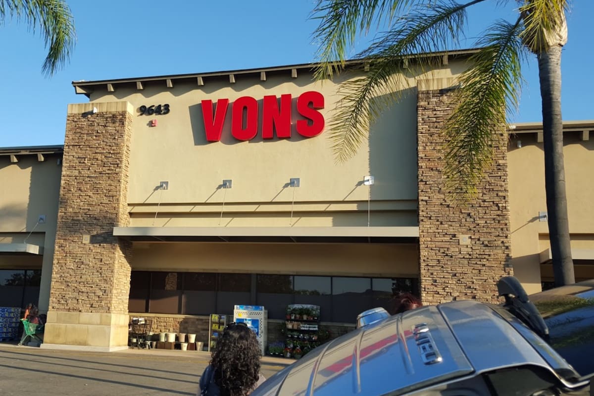 Con la excusa del coronavirus, un hombre uso una capucha del Ku Klux Klan para ir de compras