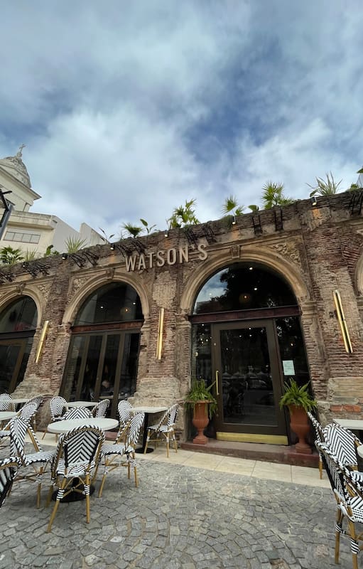 Con la fachada recuperada y el espíritu de elegancia y prestigio del antiguo hotel, Watson's volvió a ser parte viva del barrio.