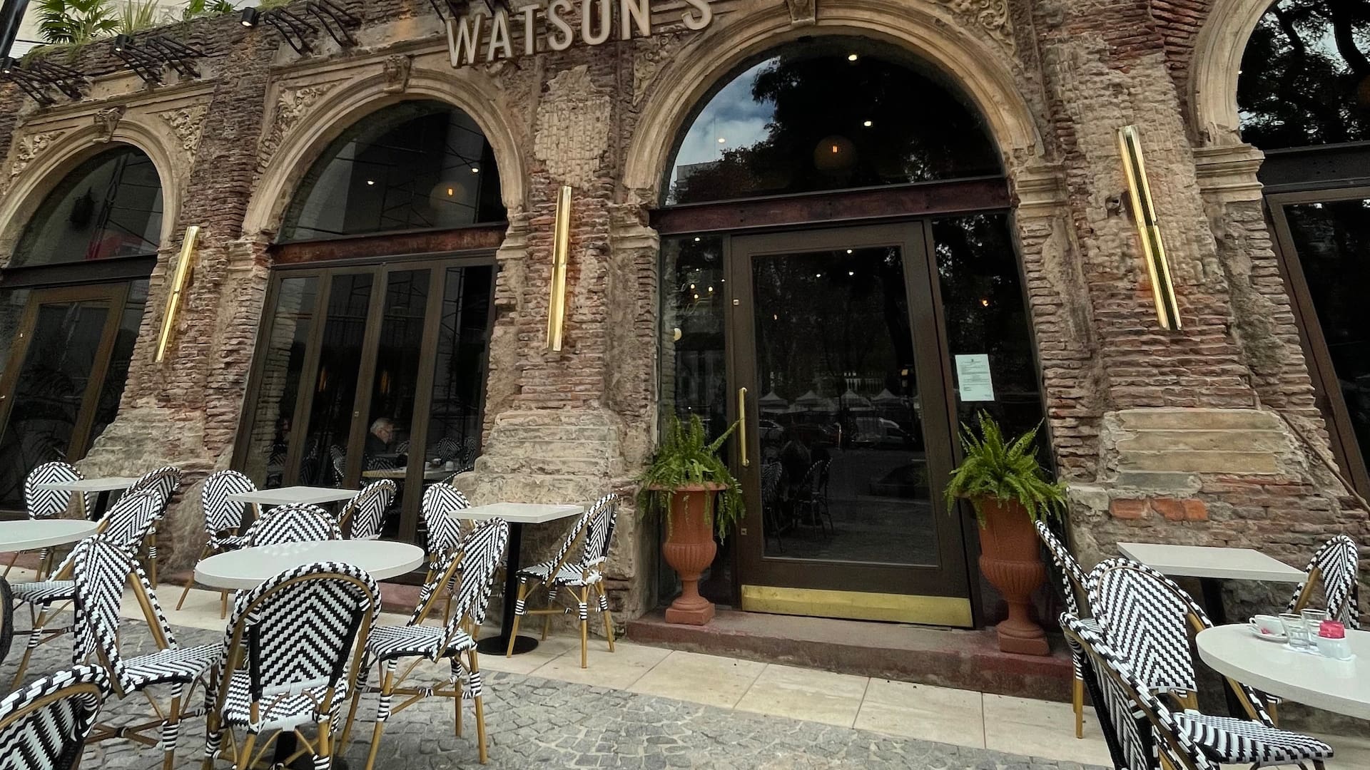 Con la fachada recuperada y el espíritu de elegancia y prestigio del antiguo hotel, Watson's volvió a ser parte viva del barrio.