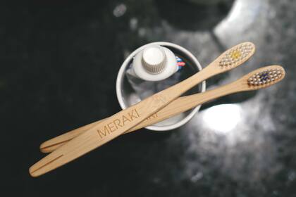 Con la idea de sumar un elemento biodegradable, venden cepillos de dientes de bambú para reemplazar al plástico