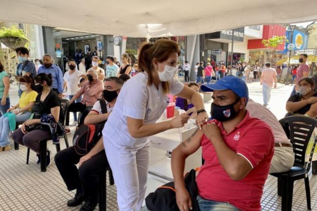 Con la implementación del pase sanitario, Tucumán duplicó el promedio de vacunación diario en diciembre.