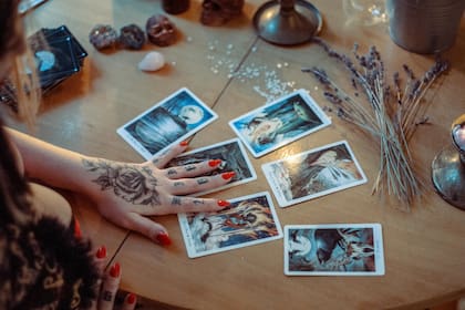 Con la lectura del tarot, las predicciones de Mhoni Vidente revelan lo que le depara a cada signo durante la semana del 12 al 16 de enero (Pexels/Alina Vilchenko)