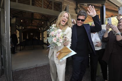 Con la libreta de matrimonio en la mano, Prandi y Ortega saludaron a quienes los esperaban a la salida. “Es más un símbolo, no nos cambiaba nada porque ya elegimos estar y vivir juntos hace tiempo”, contó ella sobre la decisión de casarse