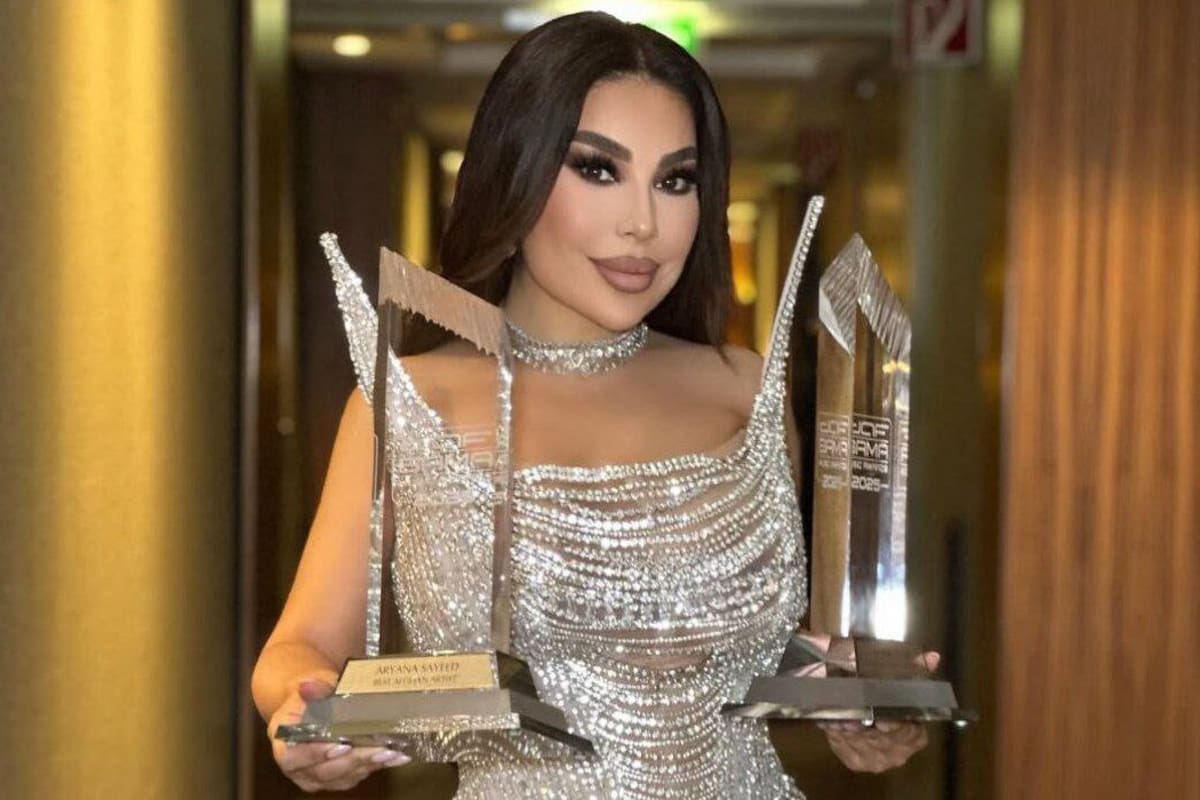 Con la llegada al poder de los talibanes la cantante pop y estrella de la TV afgana Aryana Sayeed dejó su país a los 36 años para preservar sus logros, su libertad, su vida