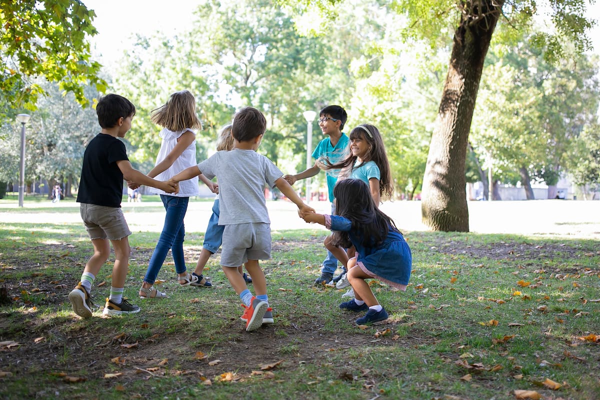 Con la llegada de las pantallas digitales, cada vez más especialistas advierten sobre la falta de estímulos y recreación al aire libre en las infancias