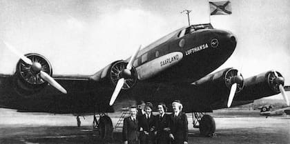 Con la llegada de los aviones Focke-Wulf Fw 200 y Junkers Ju 90, se introduce el servicio de azafatas uniformadas atienden a los pasajeros a bordo.