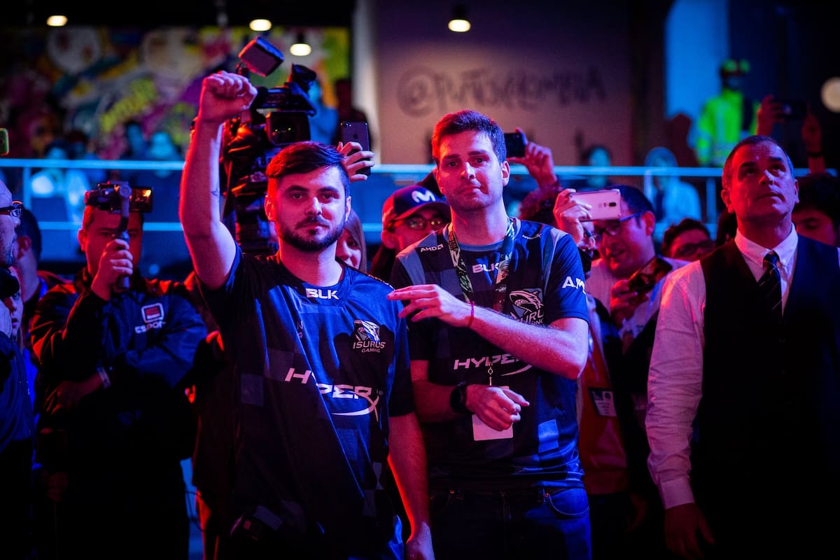 Con la mano en alto, Facundo Calabró, uno de los integrantes de Isurus