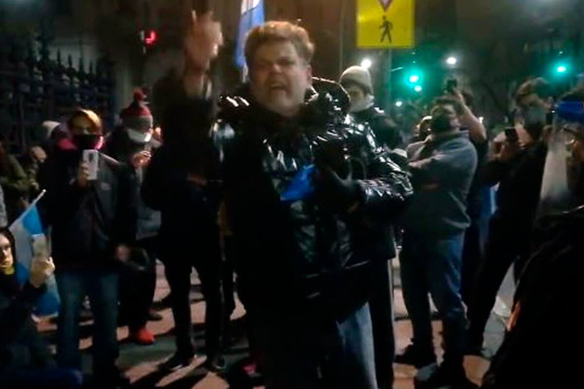 Con la mano en alto y a viva voz, Alfredo Casero arengó al cientos de manifestantes que se reunieron afuera del Congreso