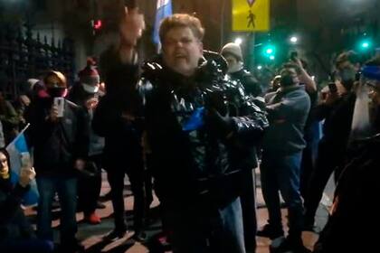 Con la mano en alto y a viva voz, Alfredo Casero arengó al cientos de manifestantes que se reunieron afuera del Congreso