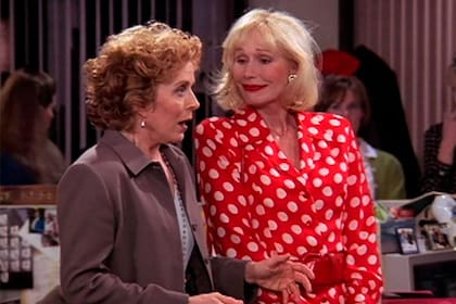 Con la mirada atenta en su colega, Holland Taylor en La verdad desnuda
