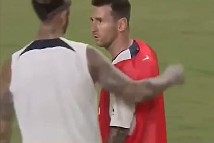 Con la mirada, Messi le dice a Ramos que no le gustó nada el toquecito que le dio en la práctica