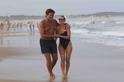 Con la misma complicidad de hace 20 años, Andino y Prat disfrutan de su amor ante la mirada de todos: mimos, abrazos y largas caminatas por la orilla.