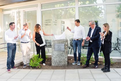 Con la necesidad de contar con un centro oncológico en la ciudad para evitar que pacientes con cuadros complejos debieran trasladarse a Mar del Plata o Buenos Aires, el grupo tomó el proyecto impulsado por el municipio y financió la construcción y el equipamiento de un establecimiento médico especilizado