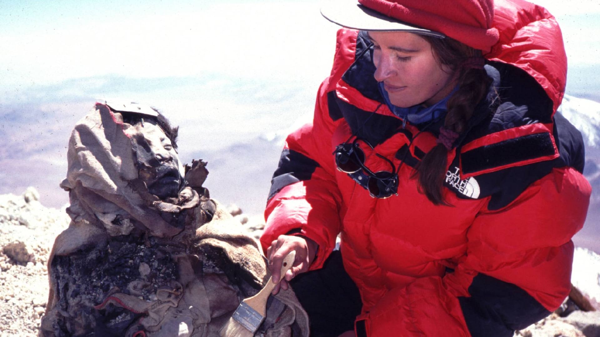 Constanza Ceruti en el volcán Llullaillaco con La Niña del Rayo.