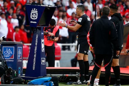Con la nueva herramienta, el árbitro de campo igual podrá ser convocado a revisar jugadas de offside que requieran interpretación