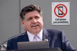 Illinois prohíbe los celulares en las escuelas: qué dice la norma firmada por JB Pritzker