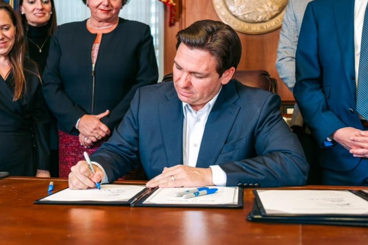 Con la nueva ley firmada por DeSantis, el fiscal general de Florida podrá emplear agencias de cobranza si el descuento salarial no cubre la multa por fraude de servicio militar