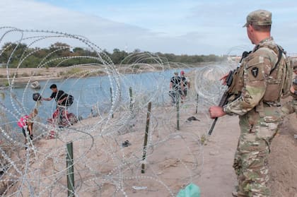 Con la Operación Estrella Solitaria, Texas destinó US$11 millones a la instalación de rollos de alambre de púa a lo largo del Río Grande