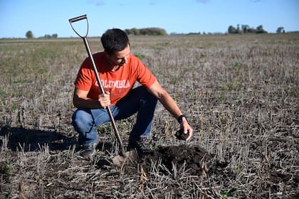 Con la pala. Bernardo Alonso, productor de la zona de Pergamino, analiza la humedad del suelo luego de las lluvias