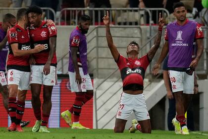 Con la pelota bajo la camiseta, Bruno Henrique agradece o dedica su segundo gol a Barcelona en el Maracanã; el atacante consiguió los dos tantos que acercan a Flamengo a la final por la Copa Libertadores.