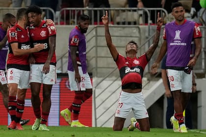 Con la pelota bajo la camiseta, Bruno Henrique agradece o dedica su segundo gol a Barcelona en el Maracanã; el atacante consiguió los dos tantos que acercan a Flamengo a la final por la Copa Libertadores.