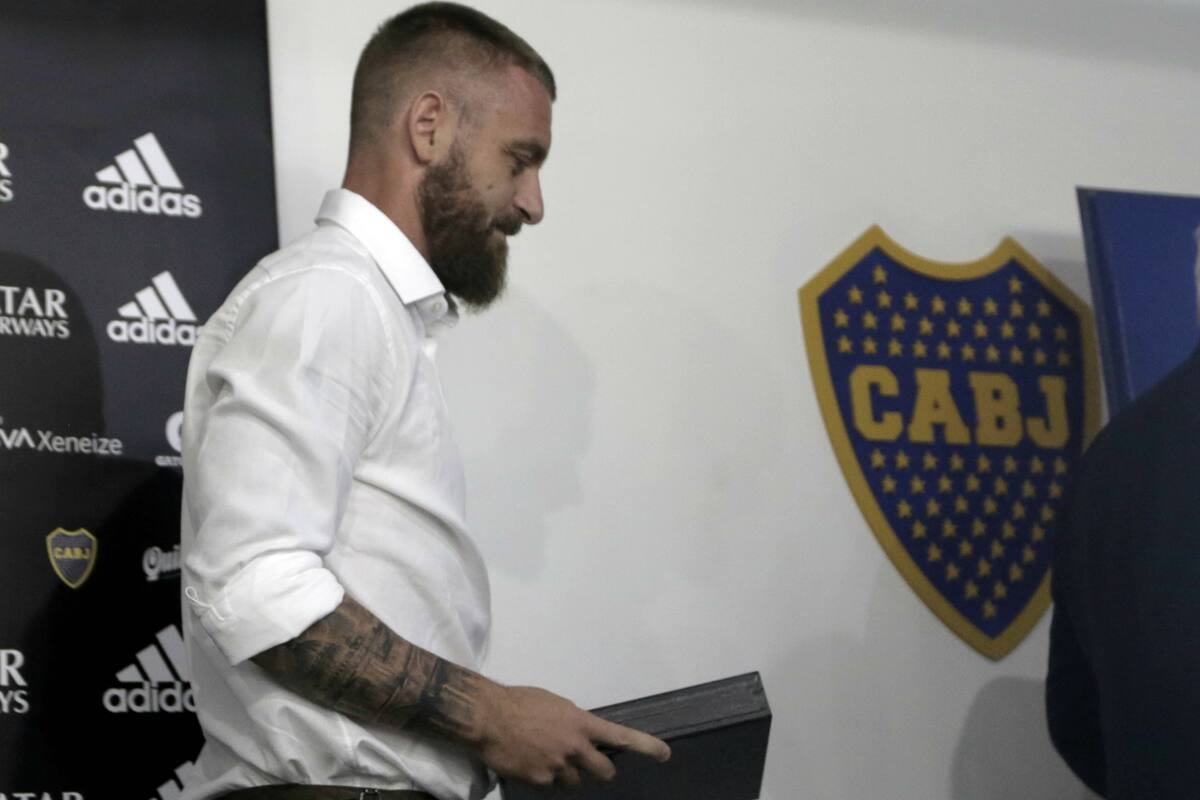 Con la plaqueta recordatoria en mano, De Rossi deja la Bombonera; así fue su adiós de Boca