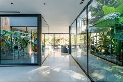 Con la premisa de proyectar una casa donde interior y exterior fueran conceptos flexibles e integrados, el arquitecto Juan Carosi planteó un esquema de “cajitas” que se comunican a través de frondosos patios.