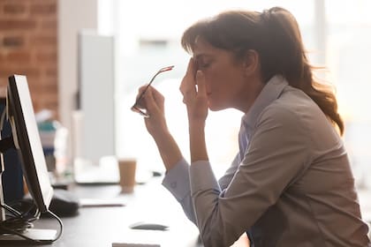 Con la presbicia, se fuerza la vista para ver objetos cercanos y eso puede generar cansancio