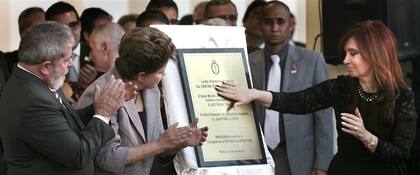 Cuando Cristina Kirchner inauguró el edificio de la embajada argentina en Brasilia estuvieron presentes Lula y la expresidenta Dilma Rousseff