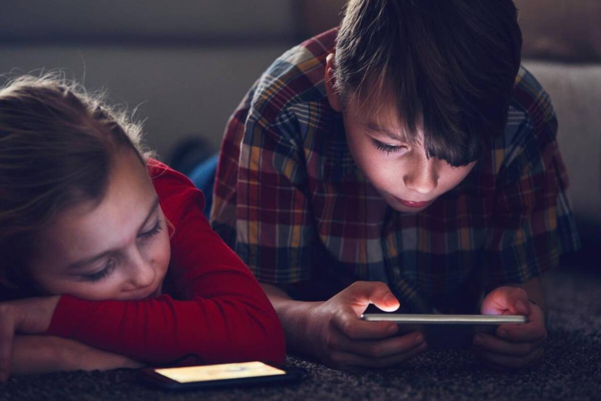 Con la próxima actualización a iOS 17 para el iPhone y el iPad, Apple suma una función que avisa cuando el usuario pasa mucho tiempo con la pantalla muy cerca del rostro, que trae fatiga visual y puede derivar en miopía