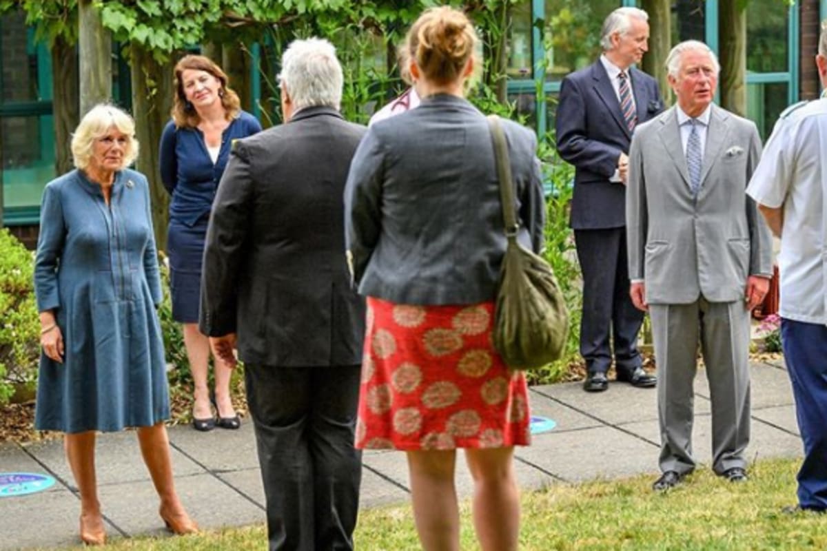 Con la reina fuera del escenario, Carlos atiende los compromisos públicos de su familia. Junto con Camilla, visitaron un hospital y hablaron con el personal que atiende la primera línea