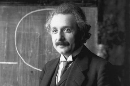 Con la relatividad general, Einstein reformuló el concepto de la gravedad y estableció que en presencia de una masa, el espacio-tiempo se deforma
