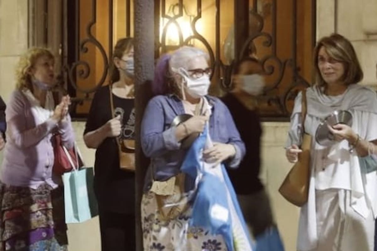 En el centro, Ximena de Tezanos Pinto, sosteniendo una bandera de la Argentina y reclamando junto a otros vecinos