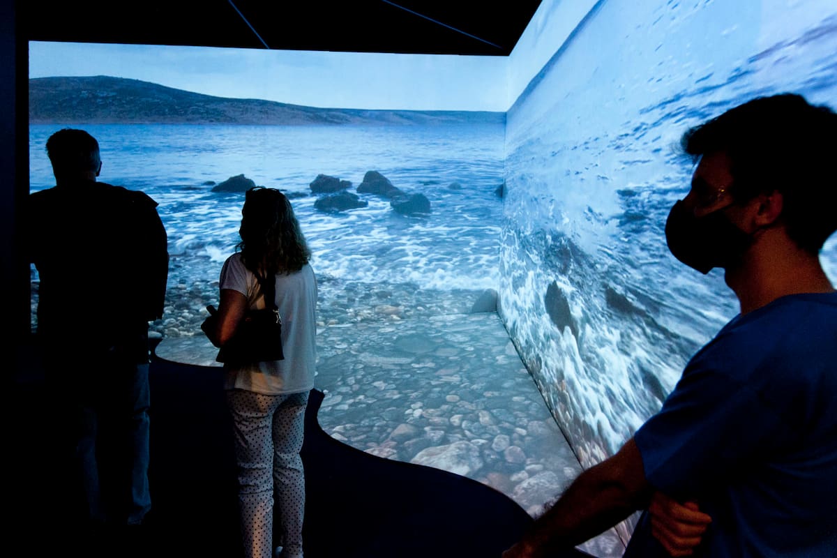 Con la técnica del mapping se proyecta un video que muestra la incidencia del mar en el clima