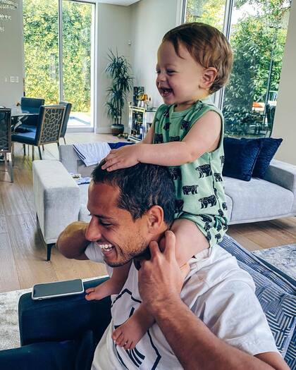 Con la venta de su casa en Beverlywood, Chicharito ha despertado dudas sobre su futuro futbolístico