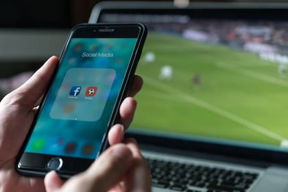 Con las apuestas el fútbol está dejando de ser una experiencia comunitaria para transformarse en una plataforma de especulación financiera permanente para los jóvenes