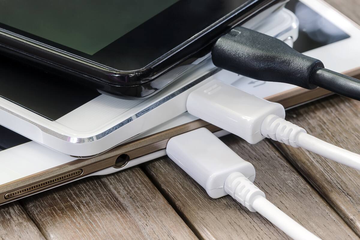 Con las baterías modernas siempre es conveniente mantenerlas con buena carga, y no dejar que se agoten; no sufren el antiguo "efecto memoria" de las primeras baterías